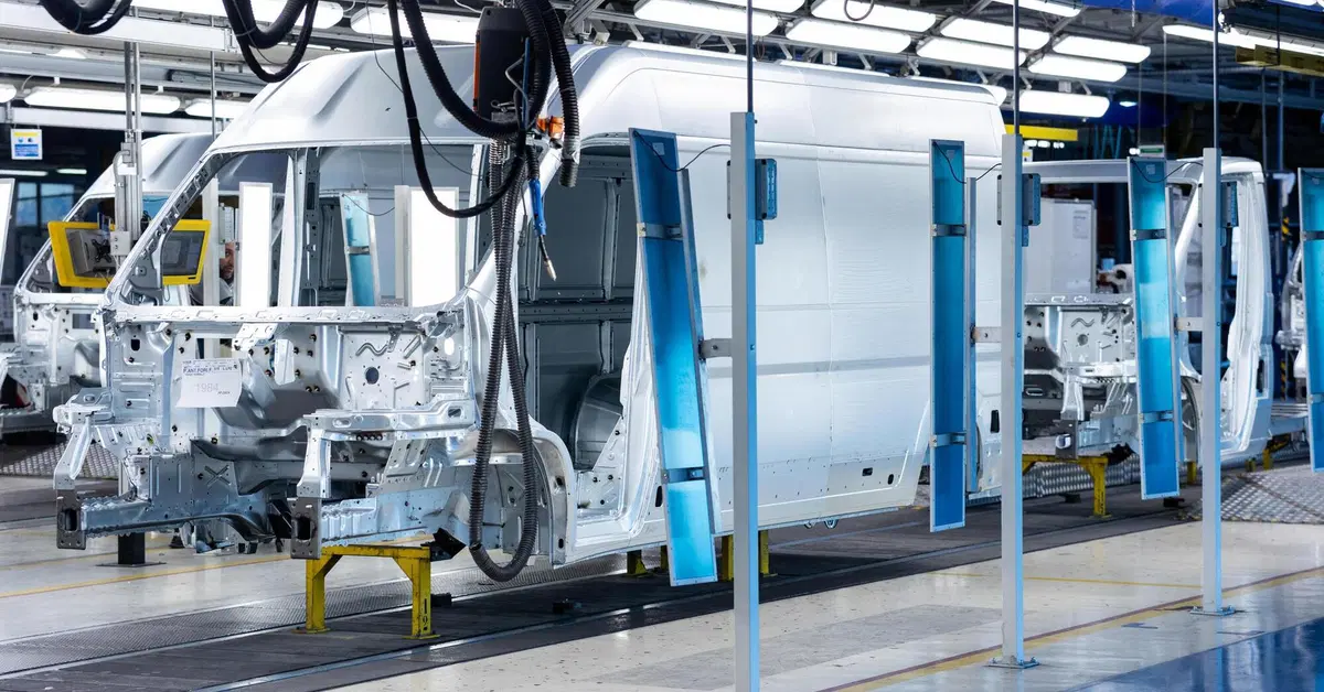 Stellantis, Atessa resta senza pezzi: lo sciopero dei camionisti contro il caro gasolio ferma la fabbrica del Ducato