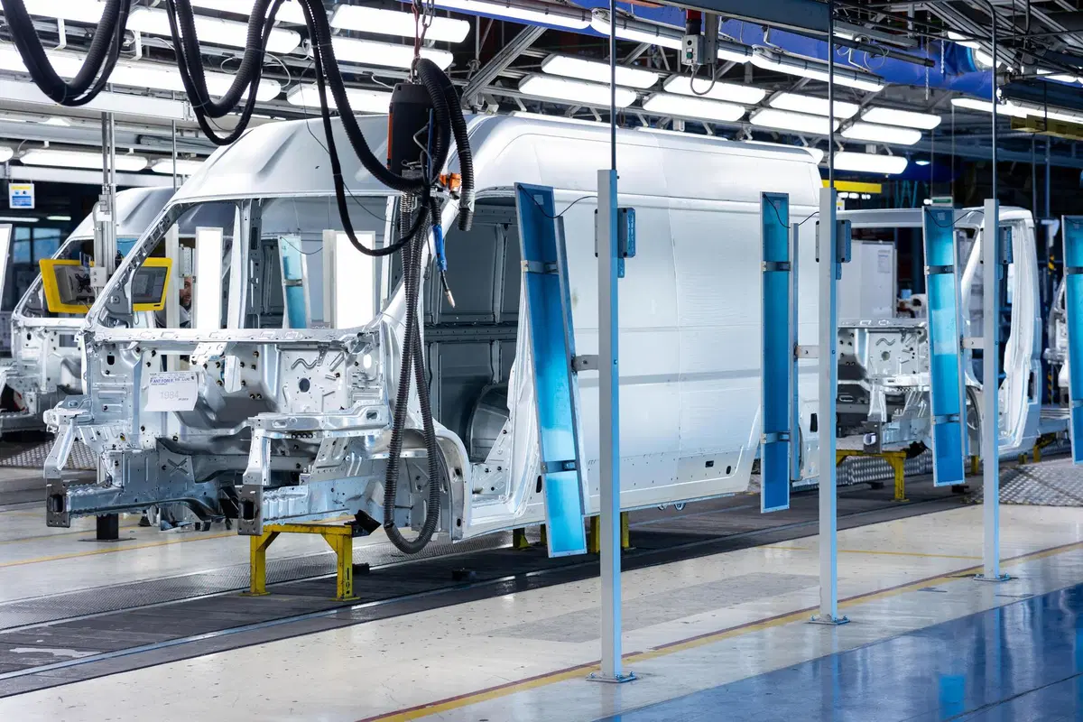 Stellantis, Atessa resta senza pezzi: lo sciopero dei camionisti contro il caro gasolio ferma la fabbrica del Ducato