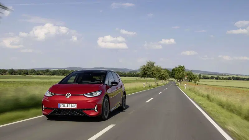 Volkswagen, richiamo per 72.700 auto elettriche: rischio incendio per le batterie di VW ID.3, ID.4, ID.7 e ID. Buzz