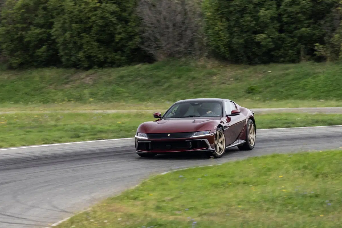 Ferrari 12Cilindri Manuale: il cambio manuale torna su una V12 Ferrari, ma non come ve lo aspettate [VIDEO] (4)