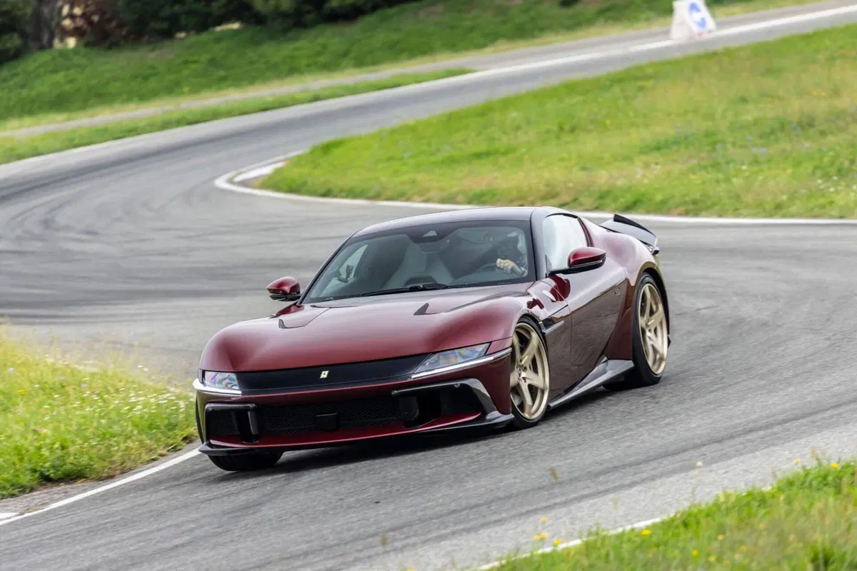 Ferrari 12Cilindri Manuale: il cambio manuale torna su una V12 Ferrari, ma non come ve lo aspettate [VIDEO]