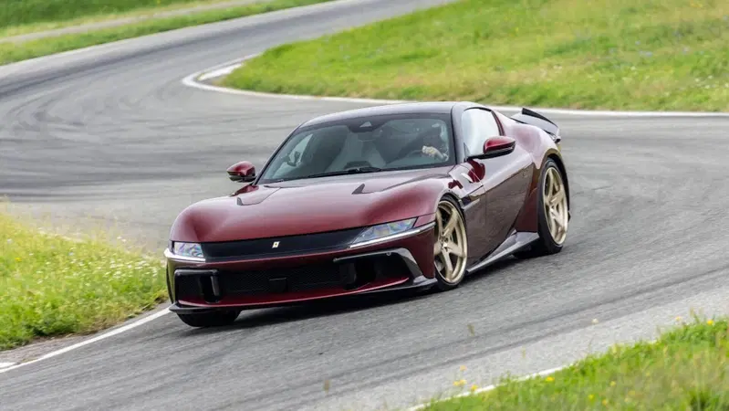 Ferrari 12Cilindri Manuale: il cambio manuale torna su una V12 Ferrari, ma non come ve lo aspettate [VIDEO]