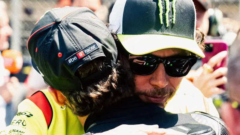 Valentino Rossi crede nella rimonta di Bezzecchi a - 46 punti: 'Il numero è buono. Perché no?'