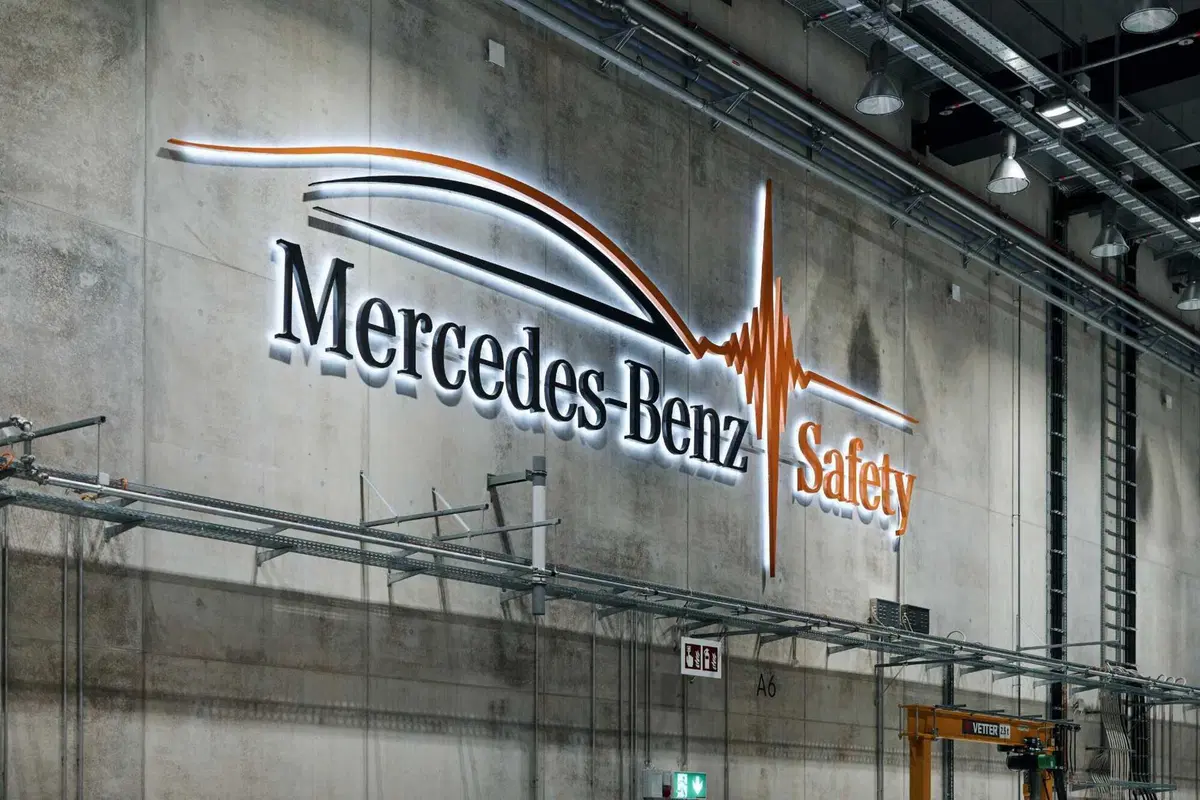 Dentro il laboratorio segreto Mercedes: il video dell’impatto tra due CLA che spiega come nasce un’auto sicura