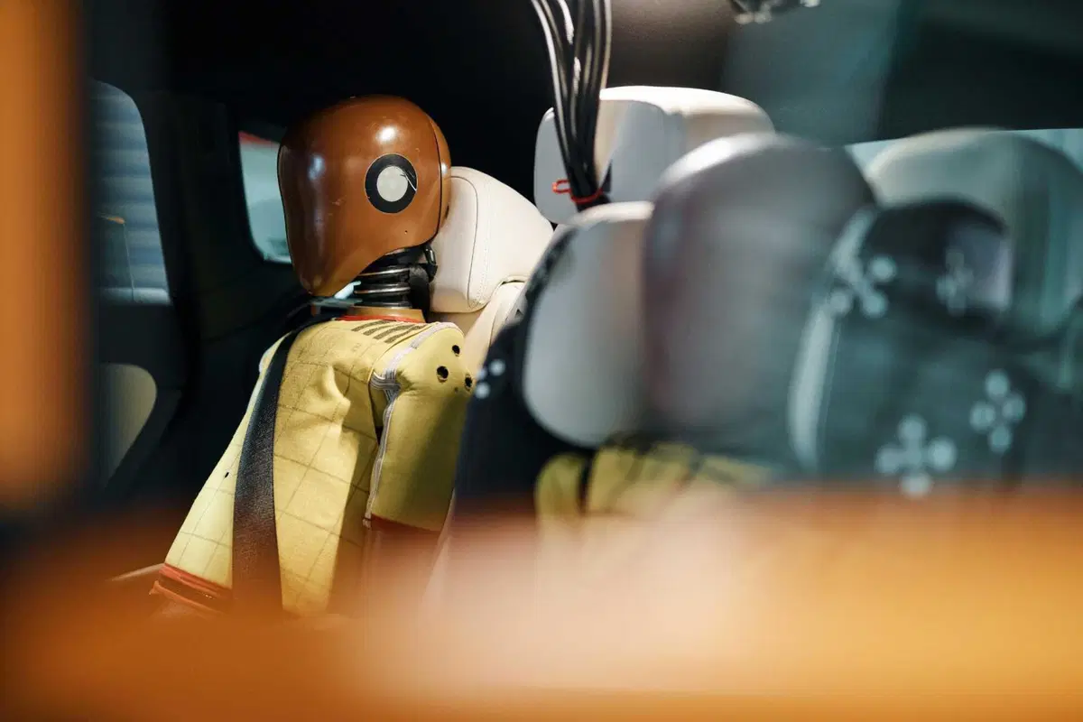 Dentro il laboratorio segreto Mercedes: il video dell’impatto tra due CLA che spiega come nasce un’auto sicura (3)