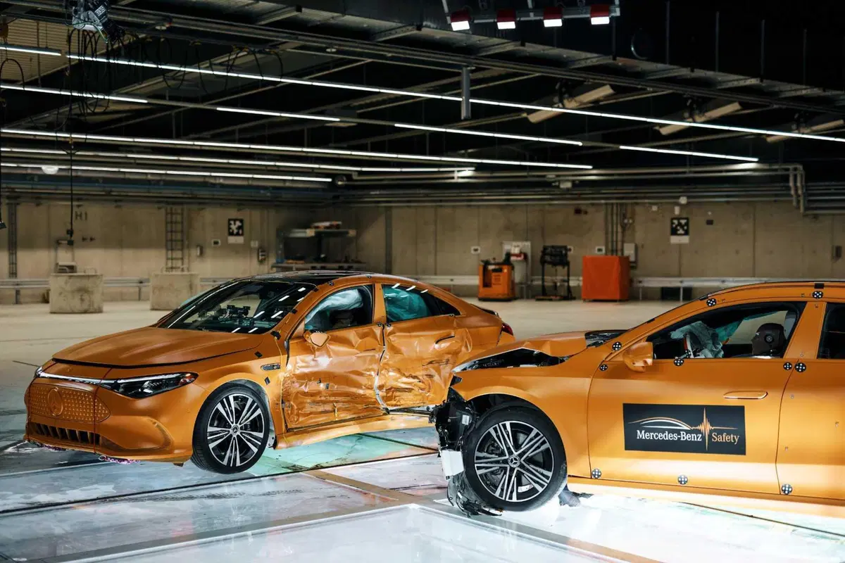 Dentro il laboratorio segreto Mercedes: il video dell’impatto tra due CLA che spiega come nasce un’auto sicura (10)
