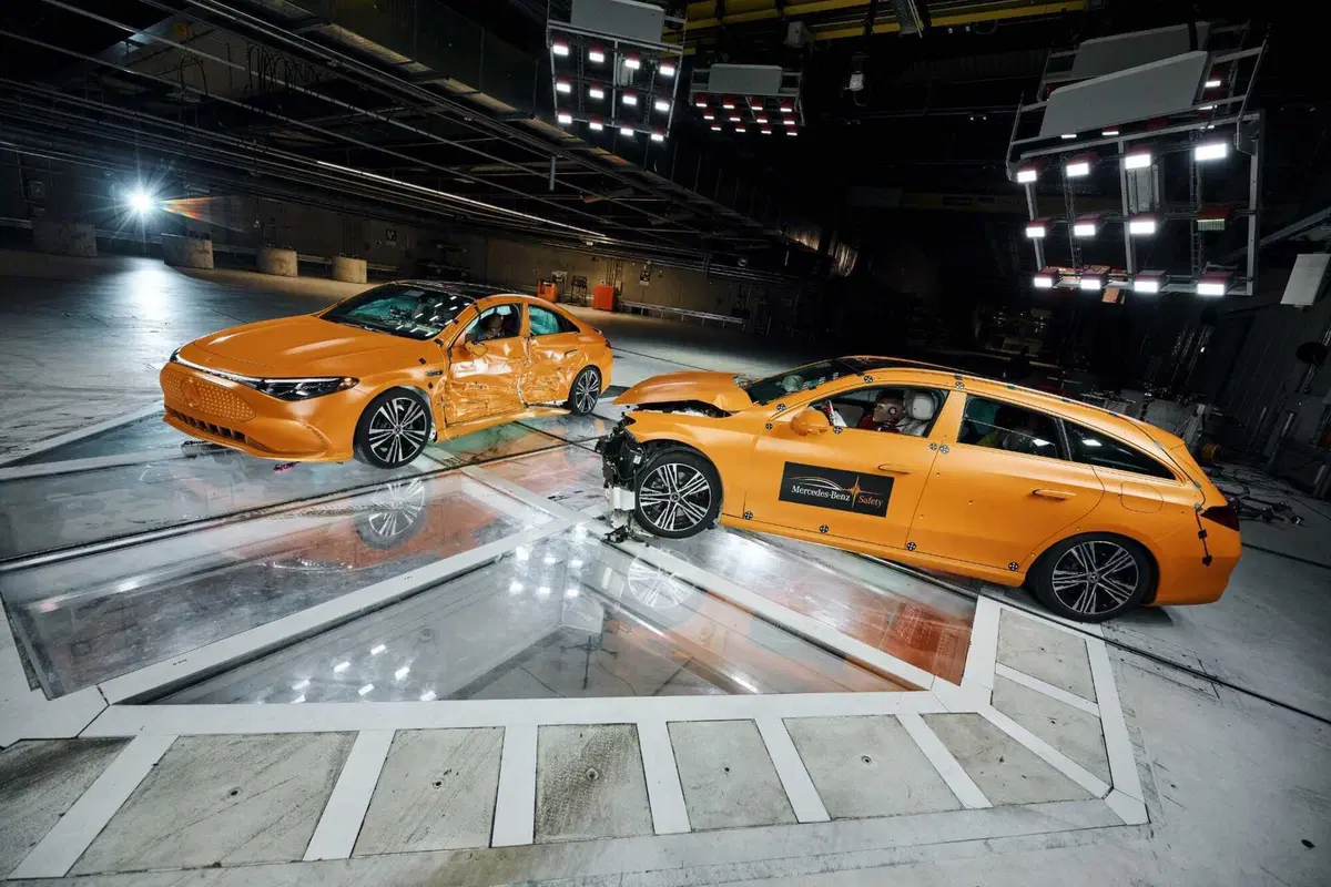 Dentro il laboratorio segreto Mercedes: il video dell’impatto tra due CLA che spiega come nasce un’auto sicura (12)