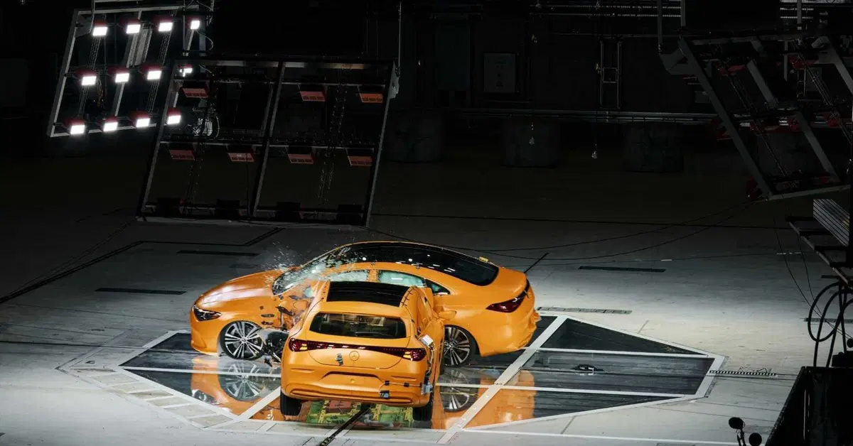 Dentro il laboratorio segreto Mercedes: il video dell’impatto tra due CLA che spiega come nasce un’auto sicura