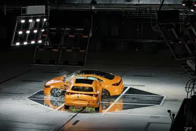 Dentro il laboratorio segreto Mercedes: il video dell’impatto tra due CLA che spiega come nasce un’auto sicura
