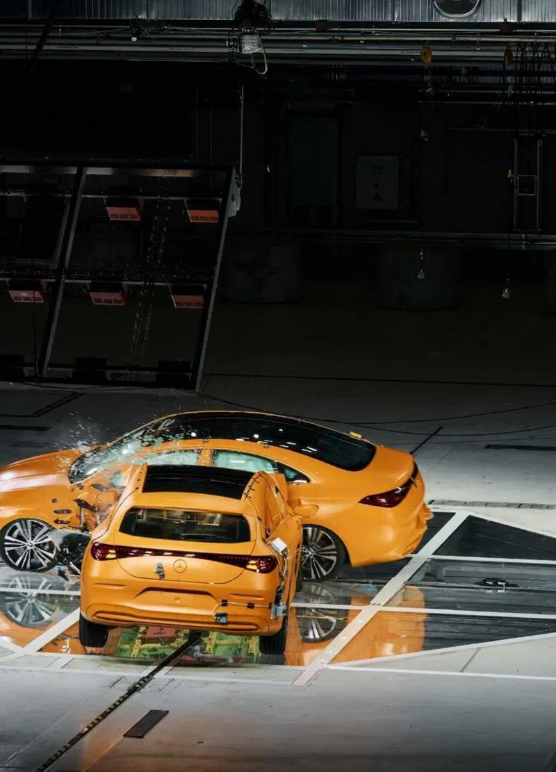 Dentro il laboratorio segreto Mercedes: il video dell’impatto tra due CLA che spiega come nasce un’auto sicura