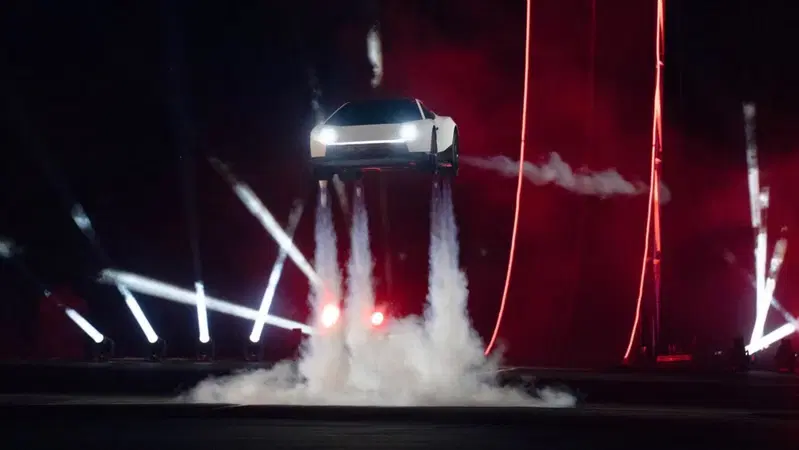 Ferrari fa i complimenti a Tesla. Benedetto Vigna promuove la Roadster: «10 su 10» per tecnologia e presentazione