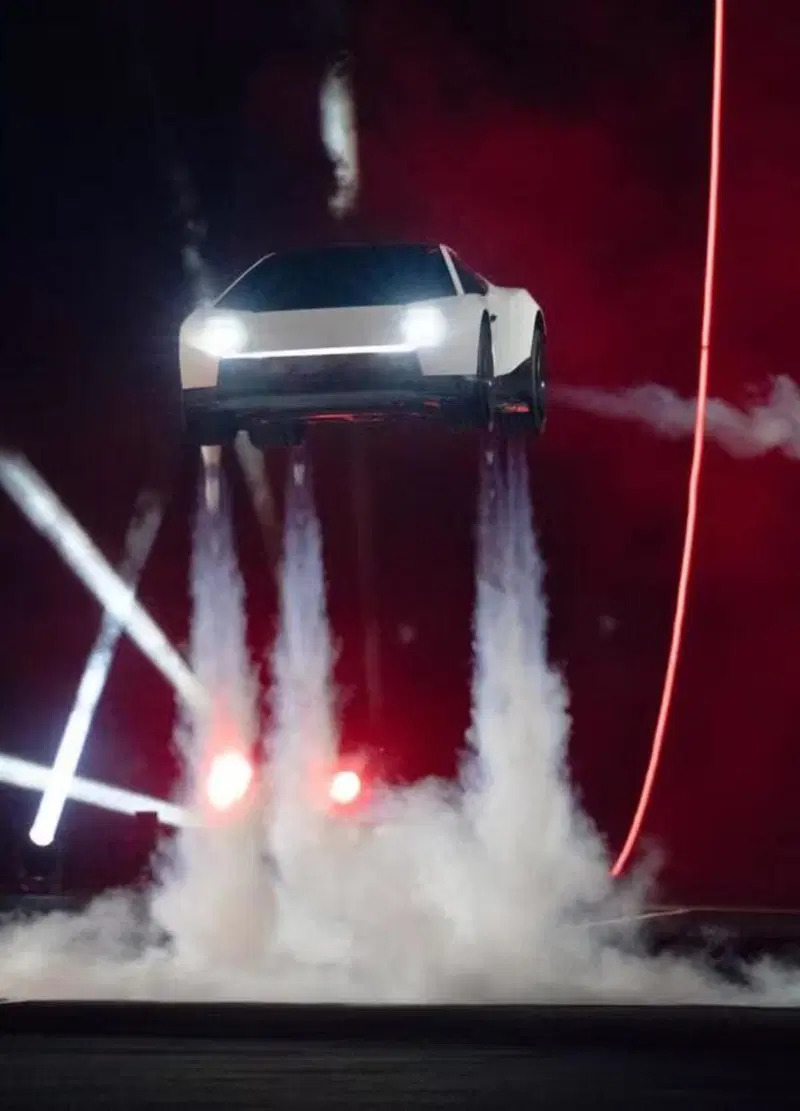 Ferrari fa i complimenti a Tesla. Benedetto Vigna promuove la Roadster: «10 su 10» per tecnologia e presentazione