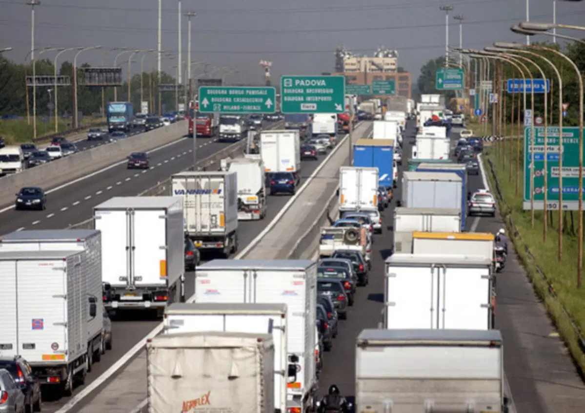 Campania, i tir tolgono i blocchi ma l'onda lunga dell'emergenza resta: distributori a secco e corsa ai supermercati vuoti