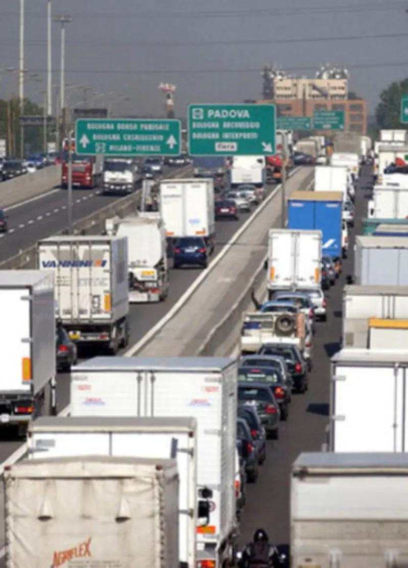 Campania, i tir tolgono i blocchi ma l'onda lunga dell'emergenza resta: distributori a secco e corsa ai supermercati vuoti