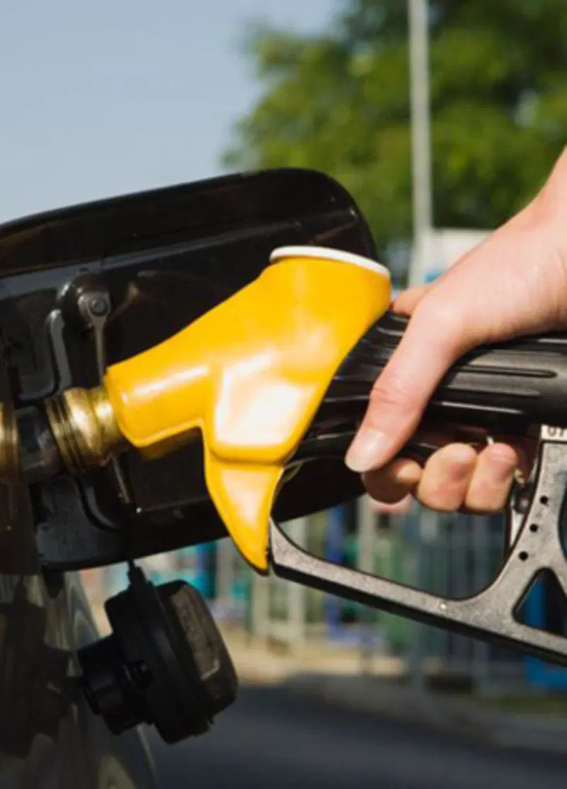 Fuga dal diesel: l'onda lunga dei rincari affonda i consumi (-7,5%), ma c'è un boom per benzina e aerei