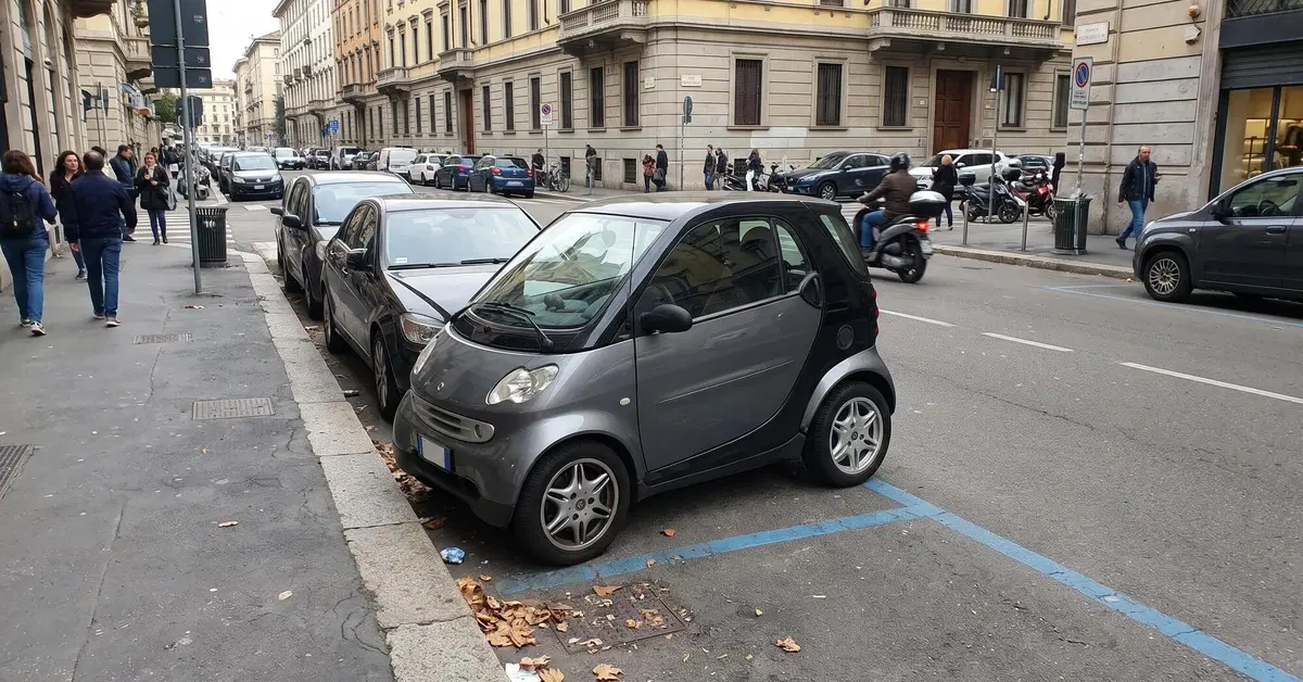 Parcheggio di traverso dal 2028: quali Smart e microcar potranno farlo?