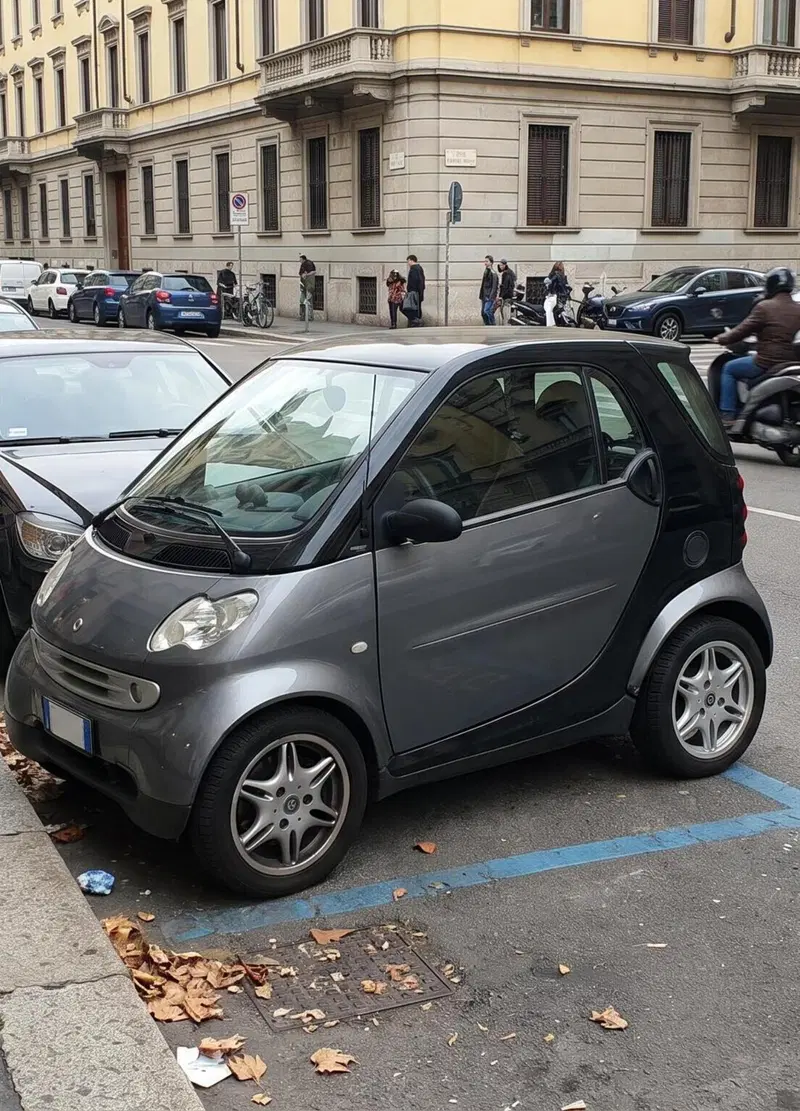 Parcheggio di traverso dal 2028: quali Smart e microcar potranno farlo?
