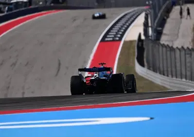 Leclerc ruggisce nelle FP1 ad Austin: la Ferrari vola con i nuovi aggiornamenti, ma è sfida aperta per il Mondiale tra Antonelli e Russell