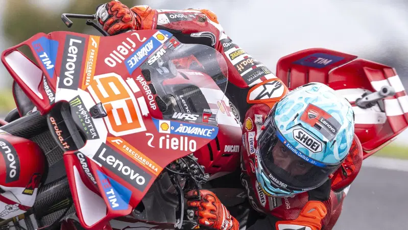 Bella battaglia Marquez-Martin, poi Jorge cade male, via in barella [CLASSIFICA e VIDEO]