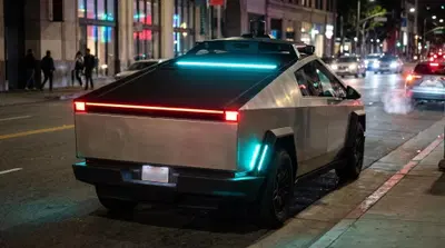 Luci ciano sulle auto a guida autonoma: la nuova proposta americana per riconoscere i robotaxi