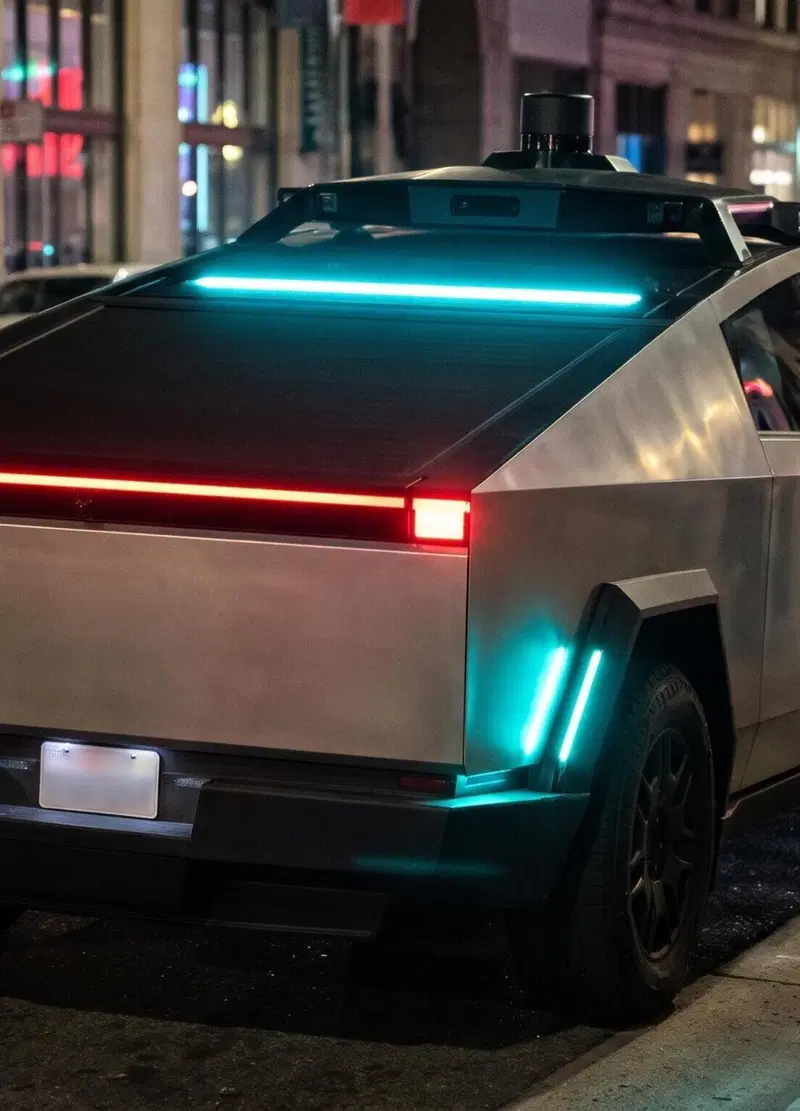 Luci ciano sulle auto a guida autonoma: la nuova proposta americana per riconoscere i robotaxi