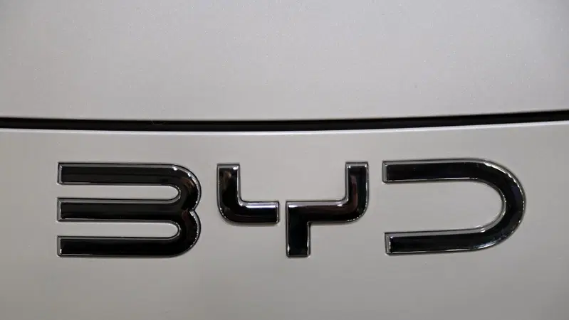 BYD vietate nella base USA in Giappone: stop alle auto cinesi per timore di spionaggio
