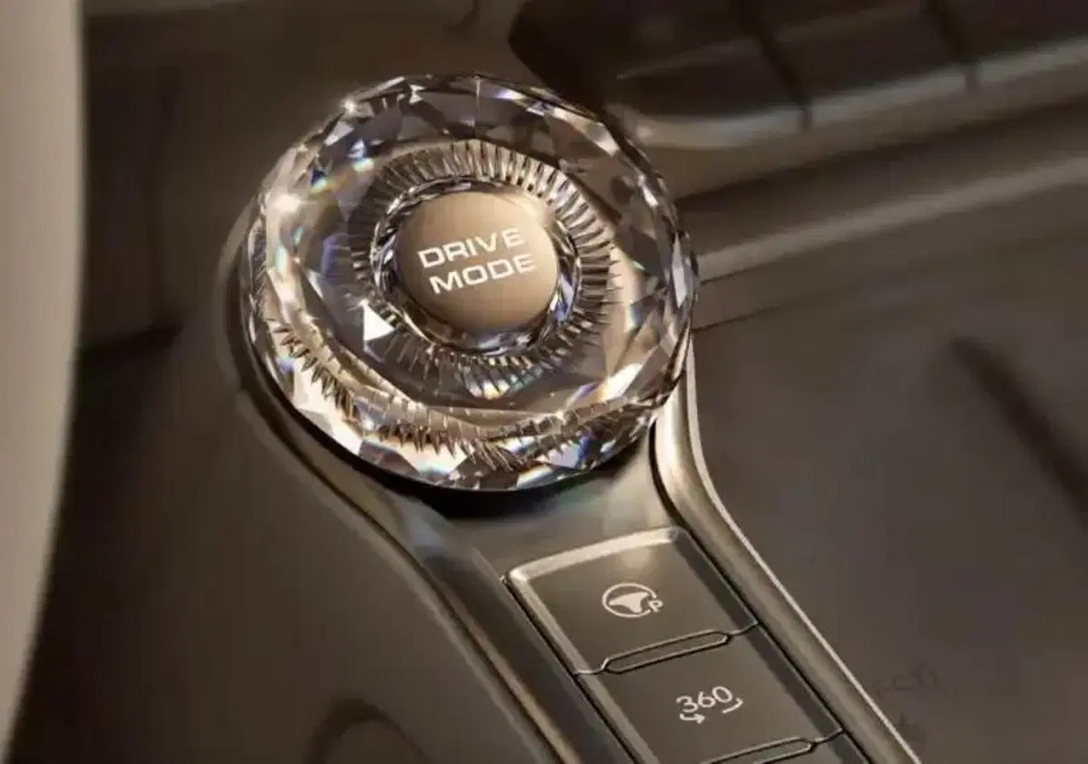 Dongfeng M-Hero X700, il SUV fuoristrada che pensa con il cervello Huawei e scatta da 0 a 100 in meno di 5 secondi (4)