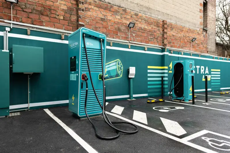 Electra come Tesla: in Italia debuttano i prezzi dinamici a fasce orarie per ricaricare