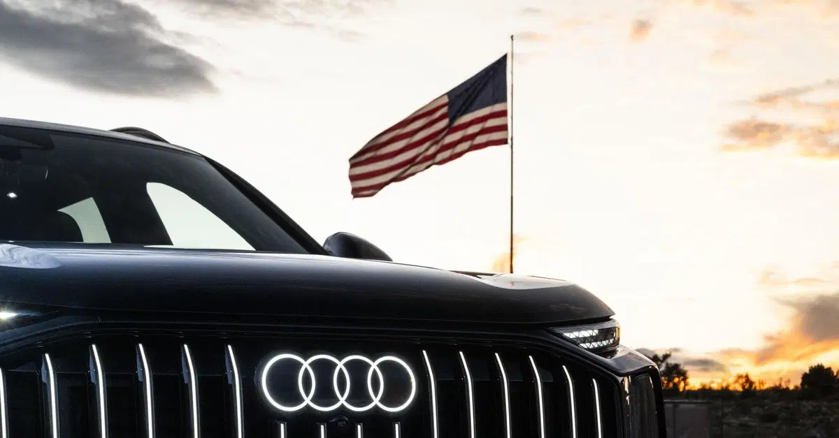 Audi costruirà la sua prima fabbrica negli USA: l’annuncio sul palco con Trump e la Germania che trattiene il fiato