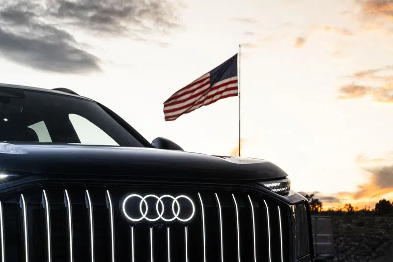 Audi costruirà la sua prima fabbrica negli USA: l’annuncio sul palco con Trump e la Germania che trattiene il fiato