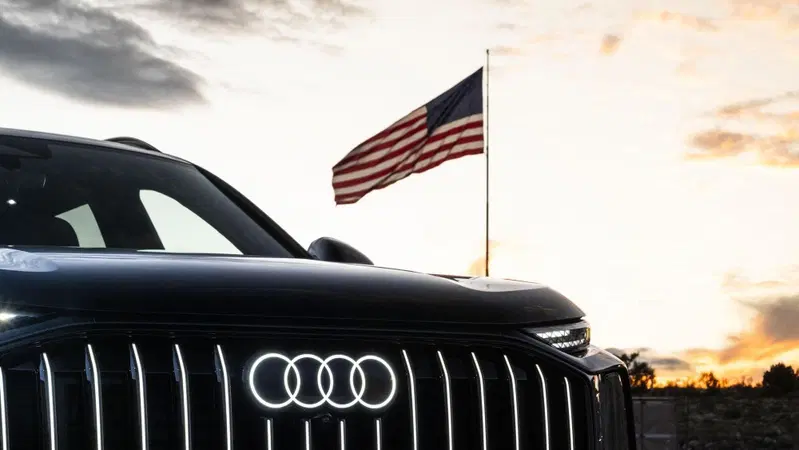 Audi costruirà la sua prima fabbrica negli USA: l’annuncio sul palco con Trump e la Germania che trattiene il fiato