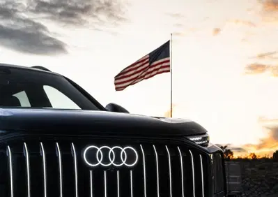 Audi costruirà la sua prima fabbrica negli USA: l’annuncio sul palco con Trump e la Germania che trattiene il fiato
