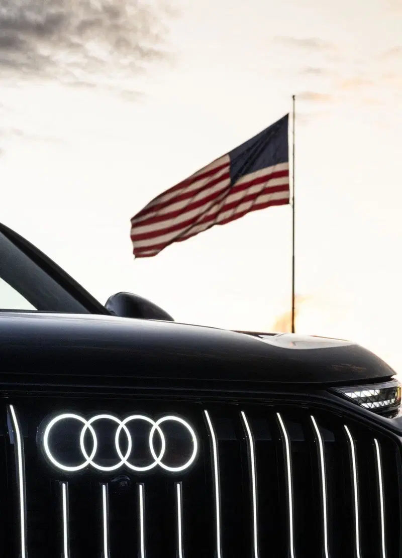 Audi costruirà la sua prima fabbrica negli USA: l’annuncio sul palco con Trump e la Germania che trattiene il fiato