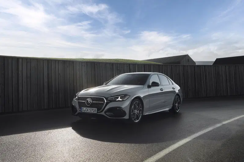 Nuova Mercedes Classe C 2026, motori benzina e diesel più evoluti: arriva l’ibrido a 48 Volt