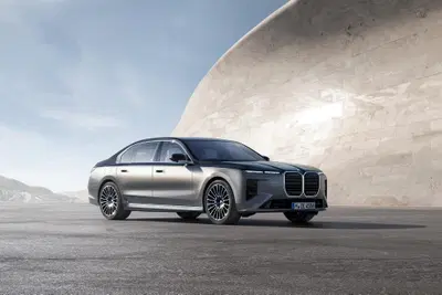Nuova BMW Serie 7, il lusso incontra la Neue Klasse: così cambia l'ammiraglia di Monaco