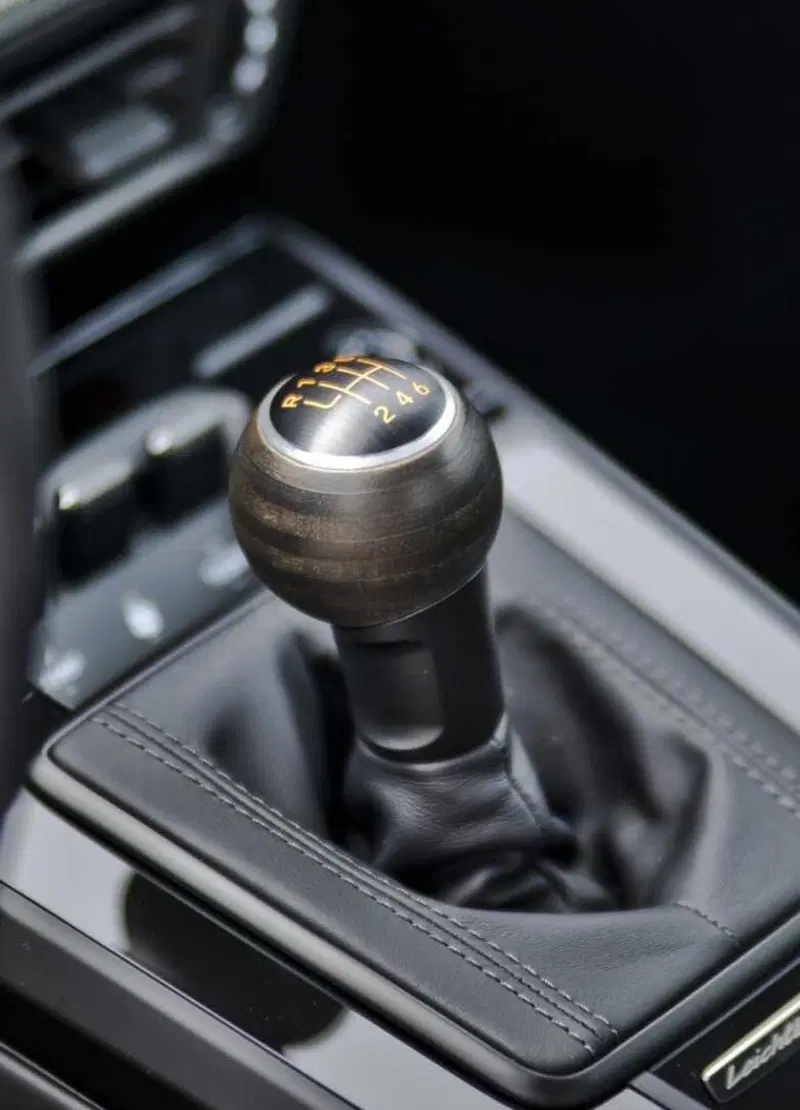 Porsche brevetta il cambio manuale simulato: magneti e fluidi speciali per far “sentire” gli ingranaggi