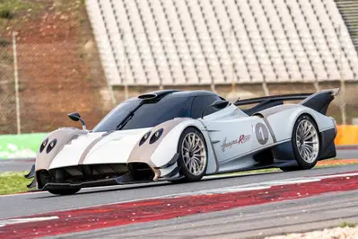 Pagani consegna una hypercar da 3,2 milioni: 900 CV e niente strada, può correre solo in pista