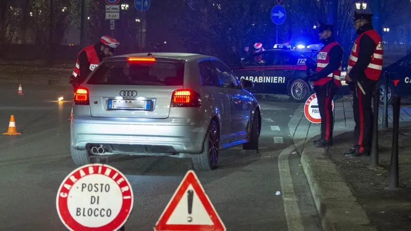Nuovo Codice della Strada: stop al ritiro per la 'canna' della sera prima. Cambiano le regole anche per alcol e smartphone. Ecco cosa si rischia