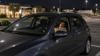 Nuovo Codice della Strada, si può dormire in macchina? Ecco quando si rischiano fino a 444 euro di multa