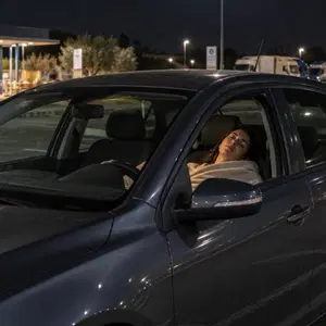 Nuovo Codice della Strada, si può dormire in macchina? Ecco quando si rischiano fino a 444 euro di multa