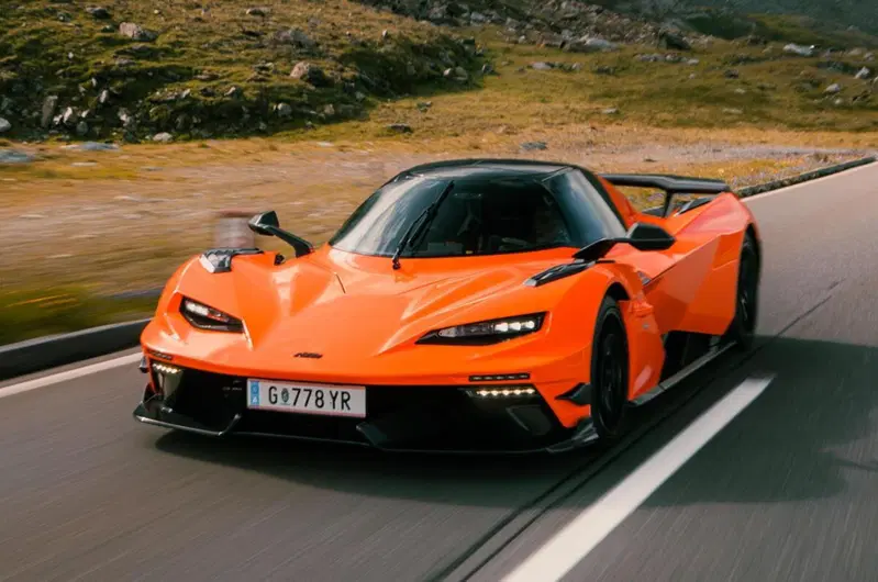 KTM X-Bow, la supercar austriaca cambia volto e alza la potenza: ora è ancora più estrema