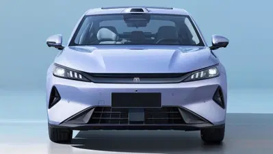 Costa come un’utilitaria economica, ma è una berlina ibrida: BYD dichiara consumi che sembrano impos