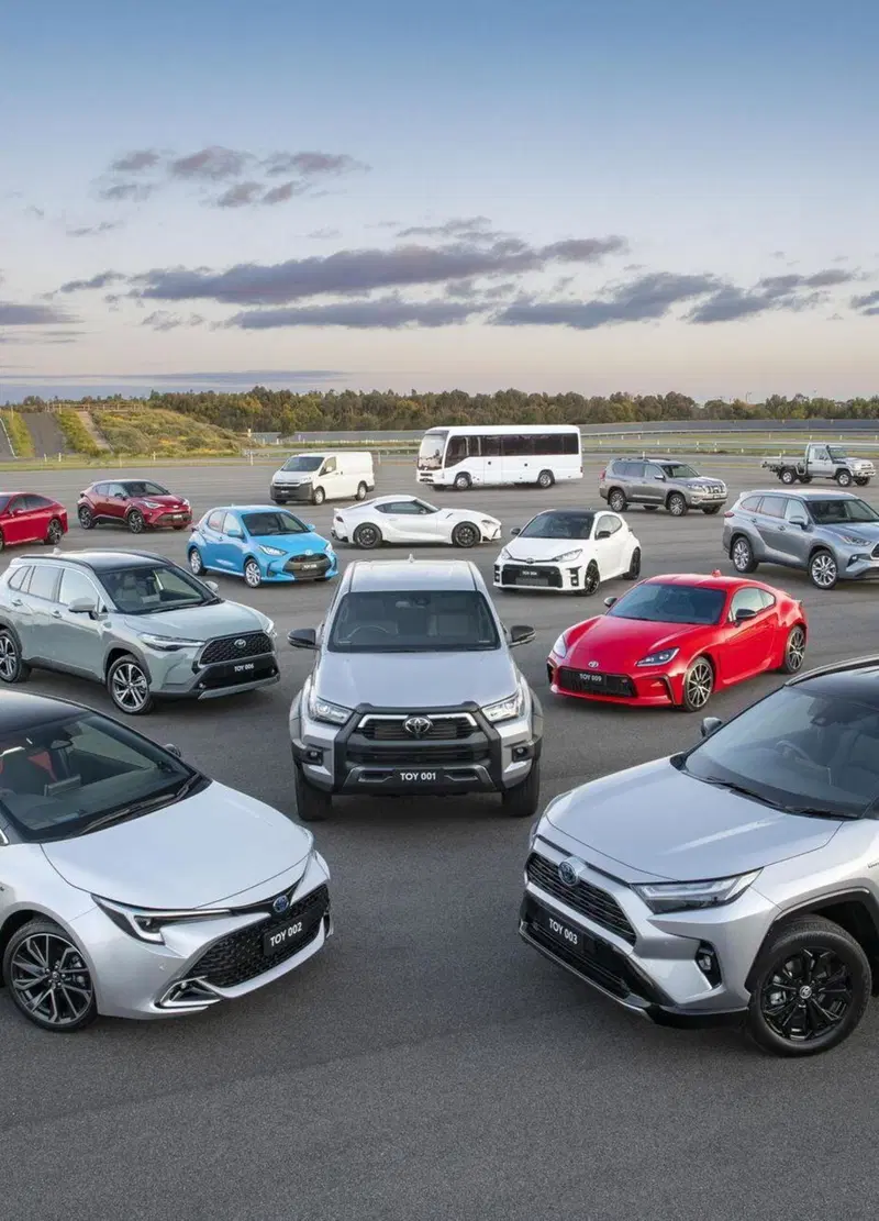 Toyota cambia strategia per l’ibrido: nuovo 1.5 a quattro cilindri, più compatto e con consumi ridot