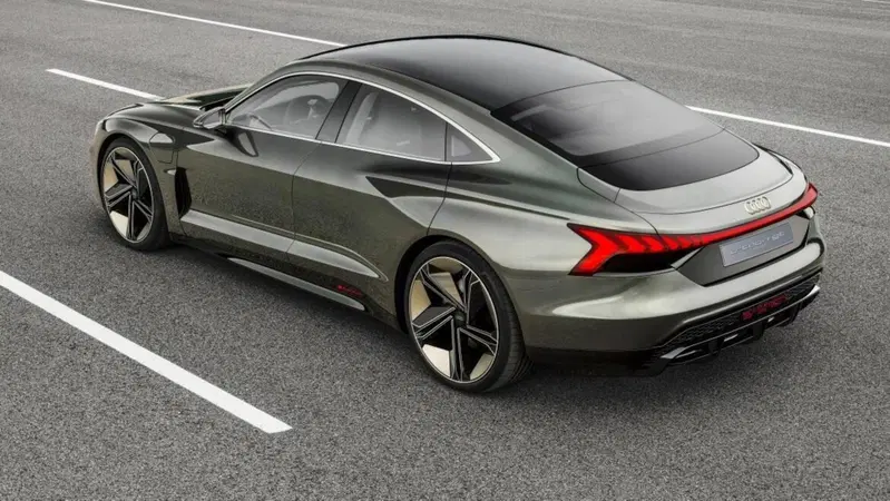 Audi brevetta il motore a benzina sulle auto elettriche: la soluzione per aumentare l'autonomia