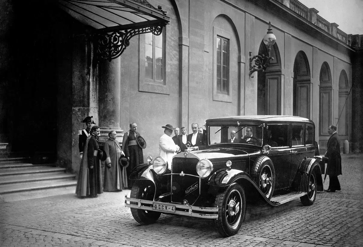 Papamobile Mercedes, cent’anni in mostra ai Musei Vaticani: dalla Nürburg di Pio XI alla Classe G elettrica