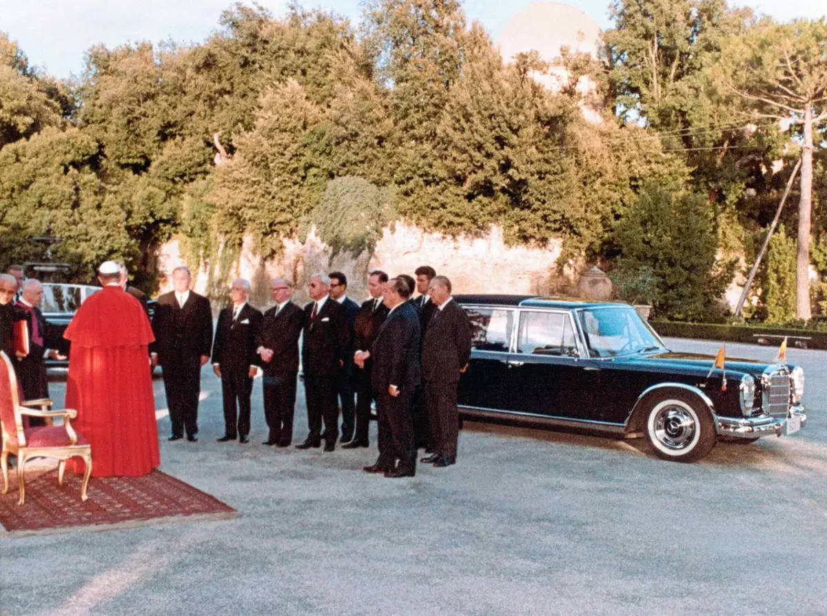 Papamobile Mercedes, cent’anni in mostra ai Musei Vaticani: dalla Nürburg di Pio XI alla Classe G elettrica (4)