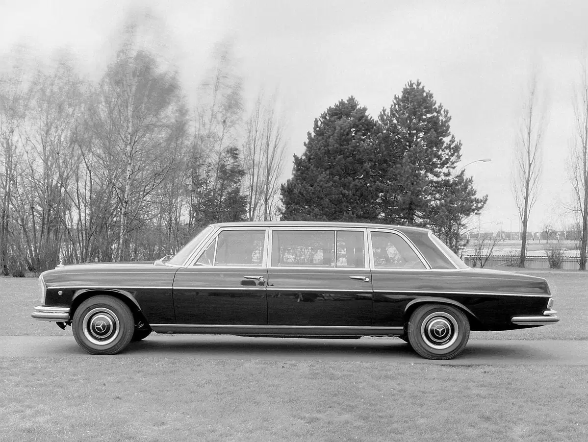 Papamobile Mercedes, cent’anni in mostra ai Musei Vaticani: dalla Nürburg di Pio XI alla Classe G elettrica (6)