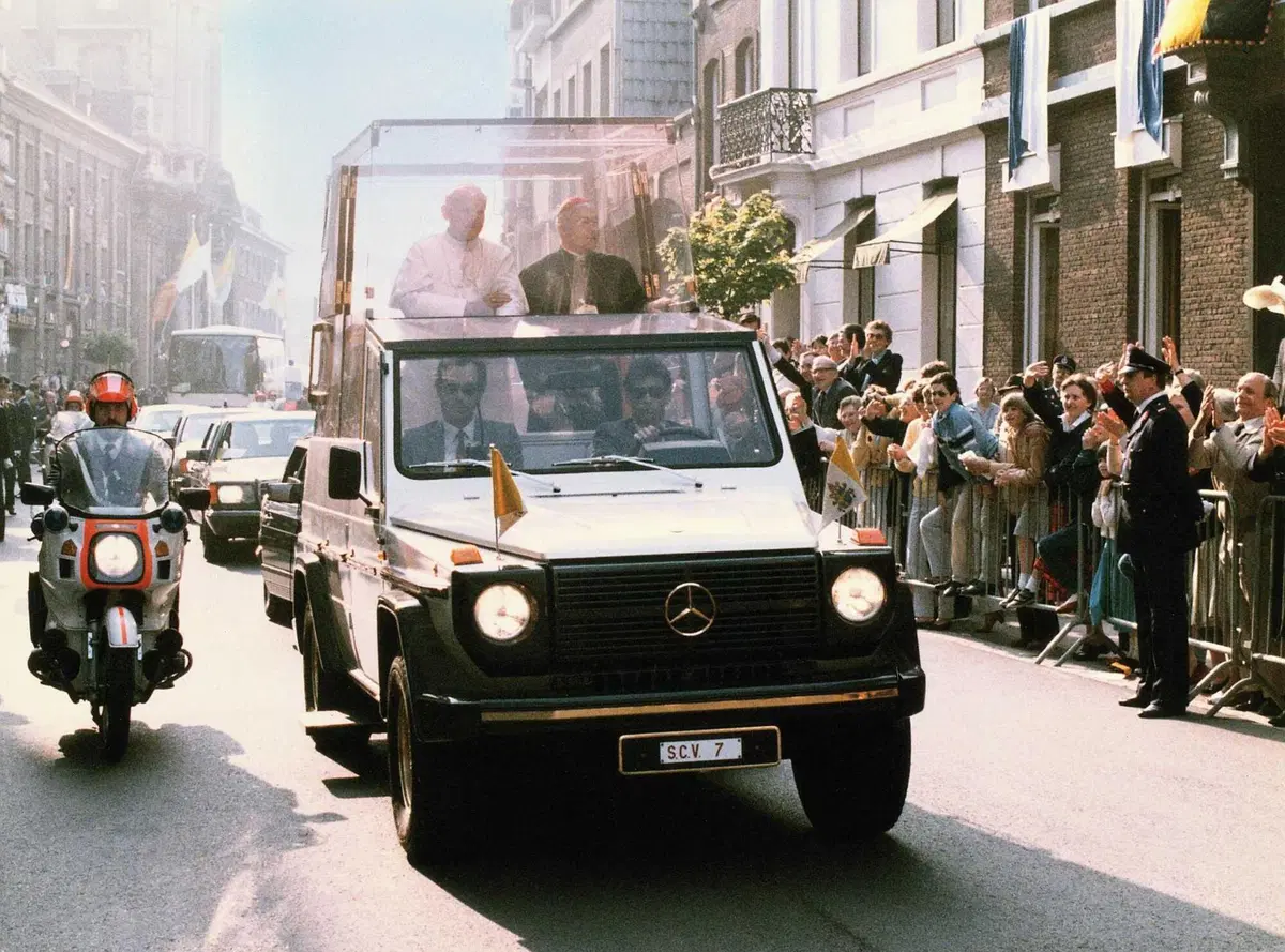 Papamobile Mercedes, cent’anni in mostra ai Musei Vaticani: dalla Nürburg di Pio XI alla Classe G elettrica (7)