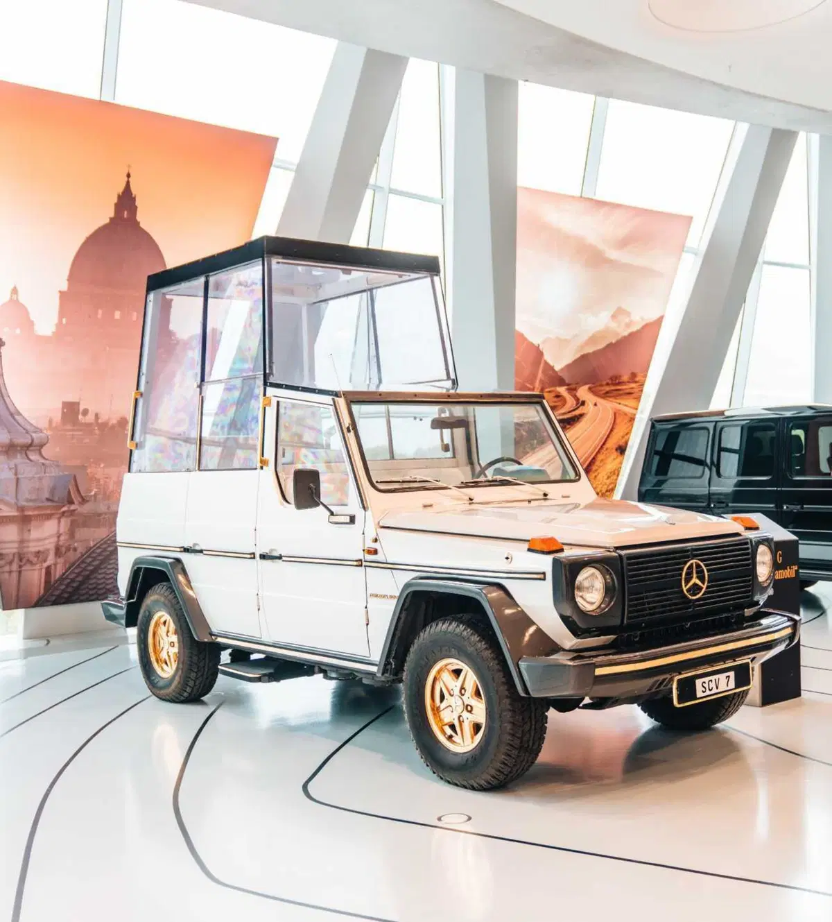 Papamobile Mercedes, cent’anni in mostra ai Musei Vaticani: dalla Nürburg di Pio XI alla Classe G elettrica (8)