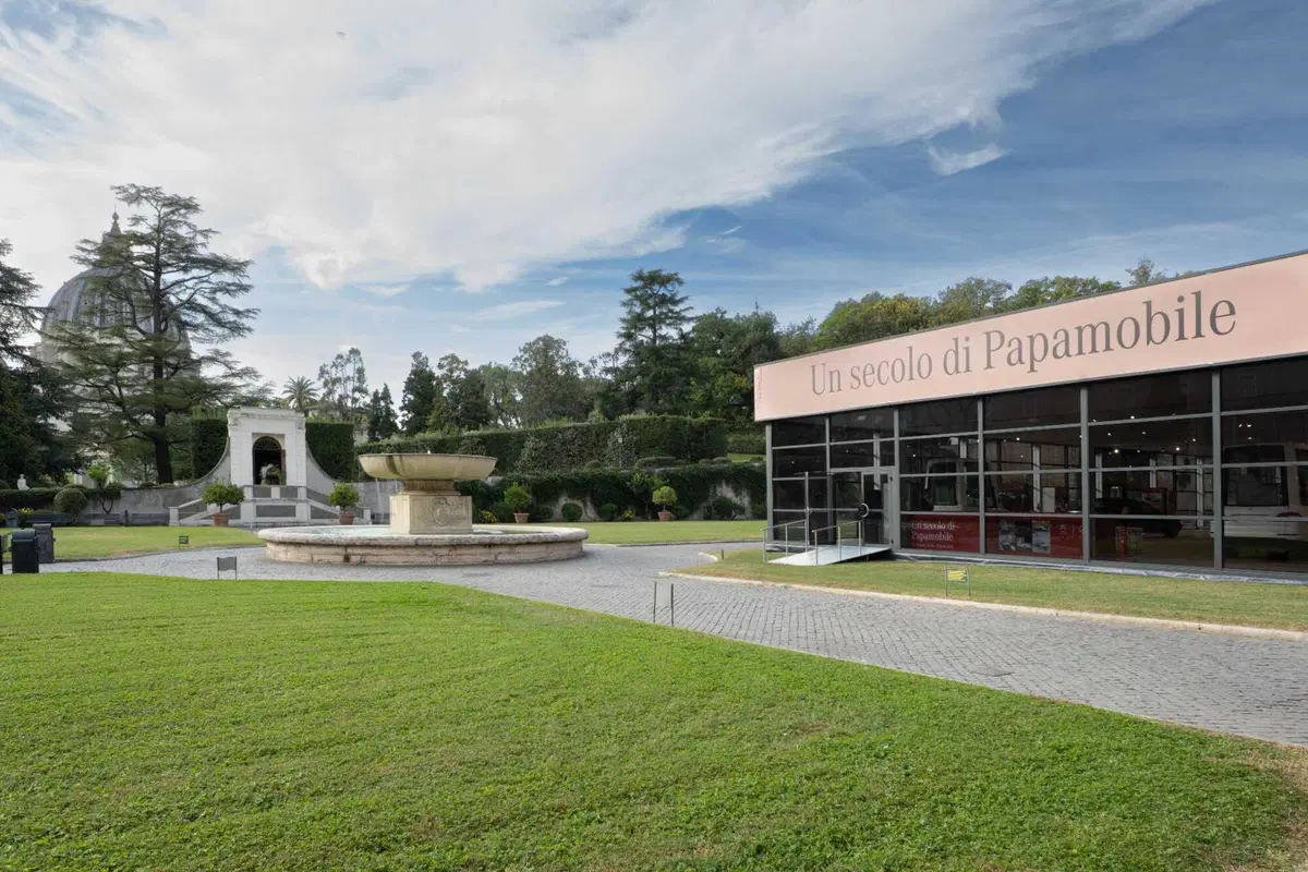 Papamobile Mercedes, cent’anni in mostra ai Musei Vaticani: dalla Nürburg di Pio XI alla Classe G elettrica (11)